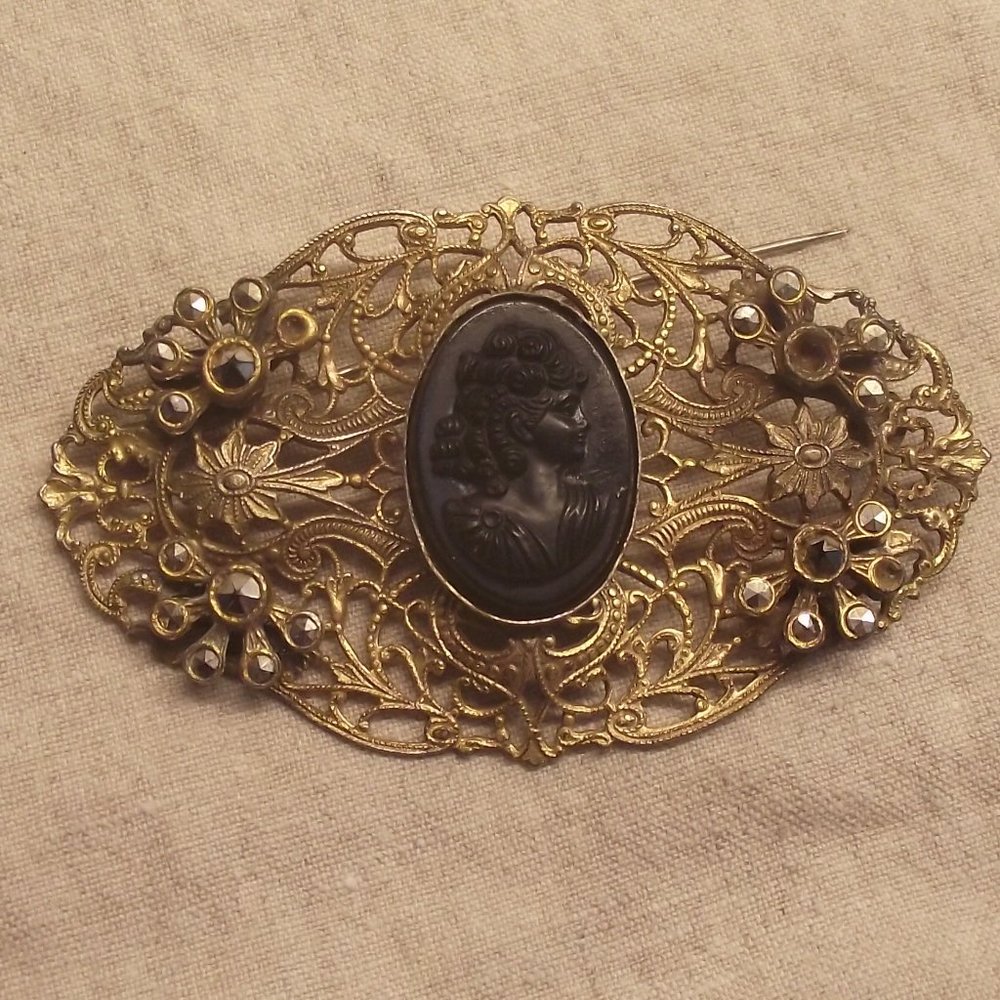 Antique pin Black Cameo